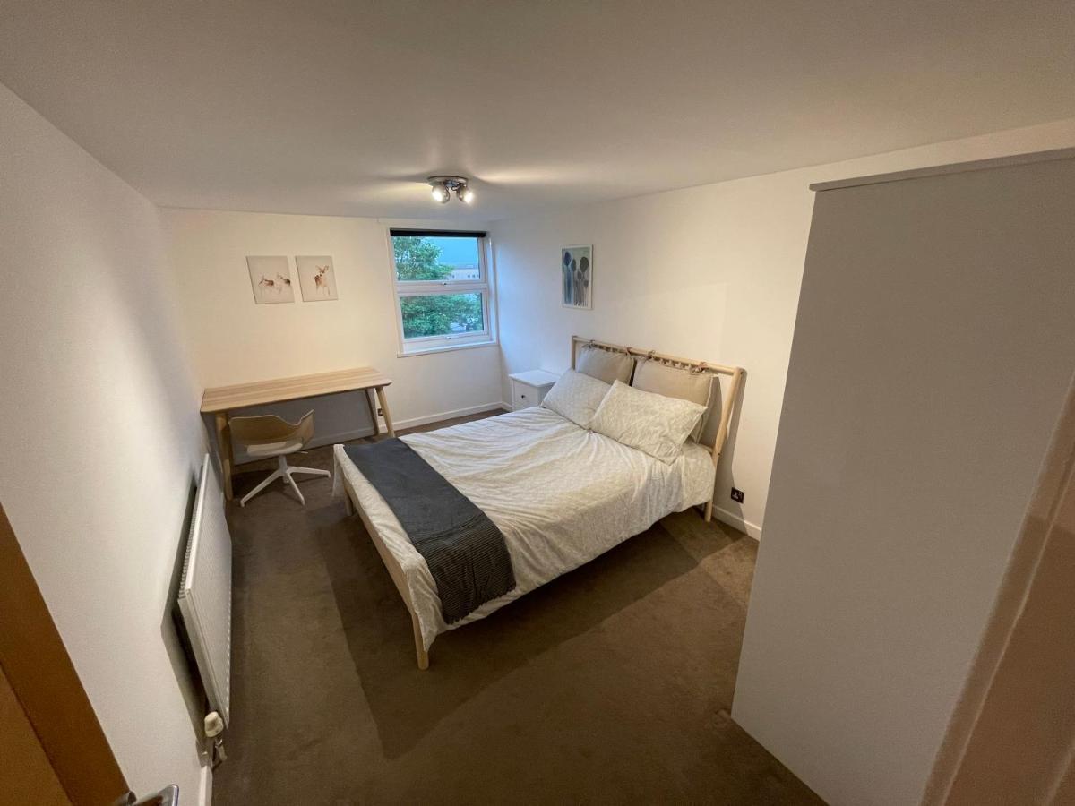 Spacious 2-Bedroom Flat Near Surbiton Station Екстер'єр фото