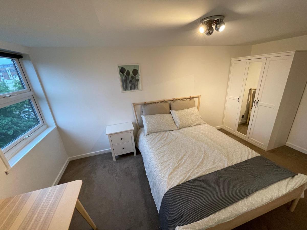 Spacious 2-Bedroom Flat Near Surbiton Station Екстер'єр фото