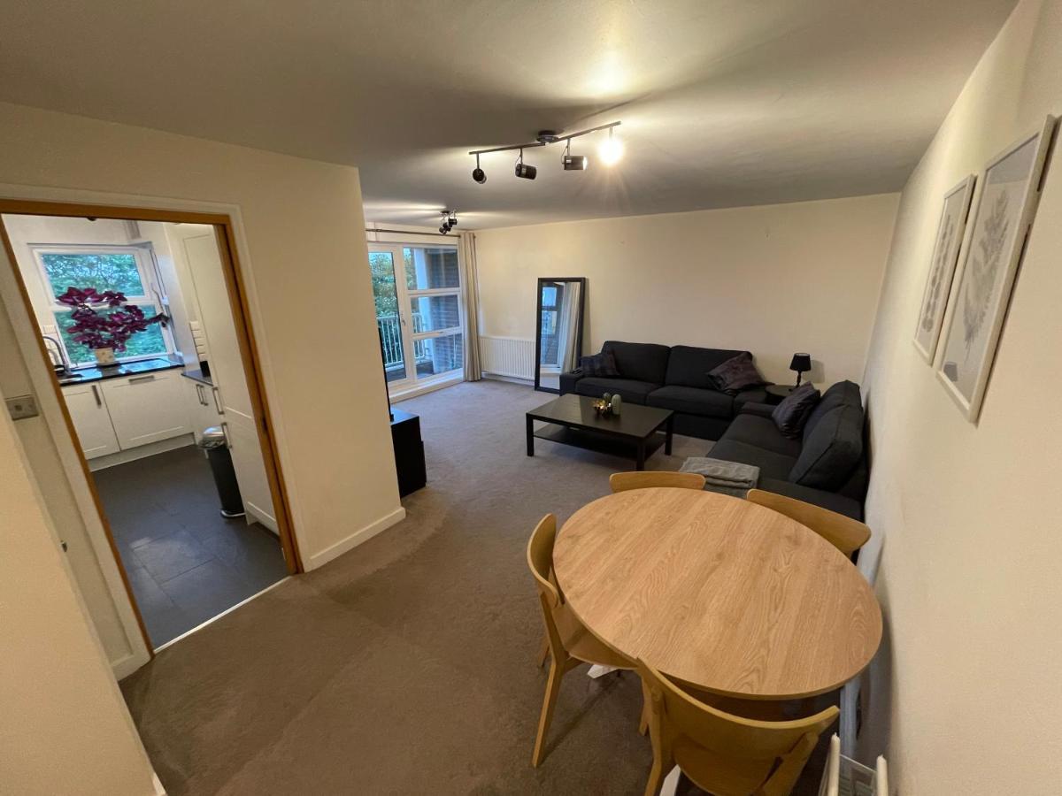 Spacious 2-Bedroom Flat Near Surbiton Station Екстер'єр фото