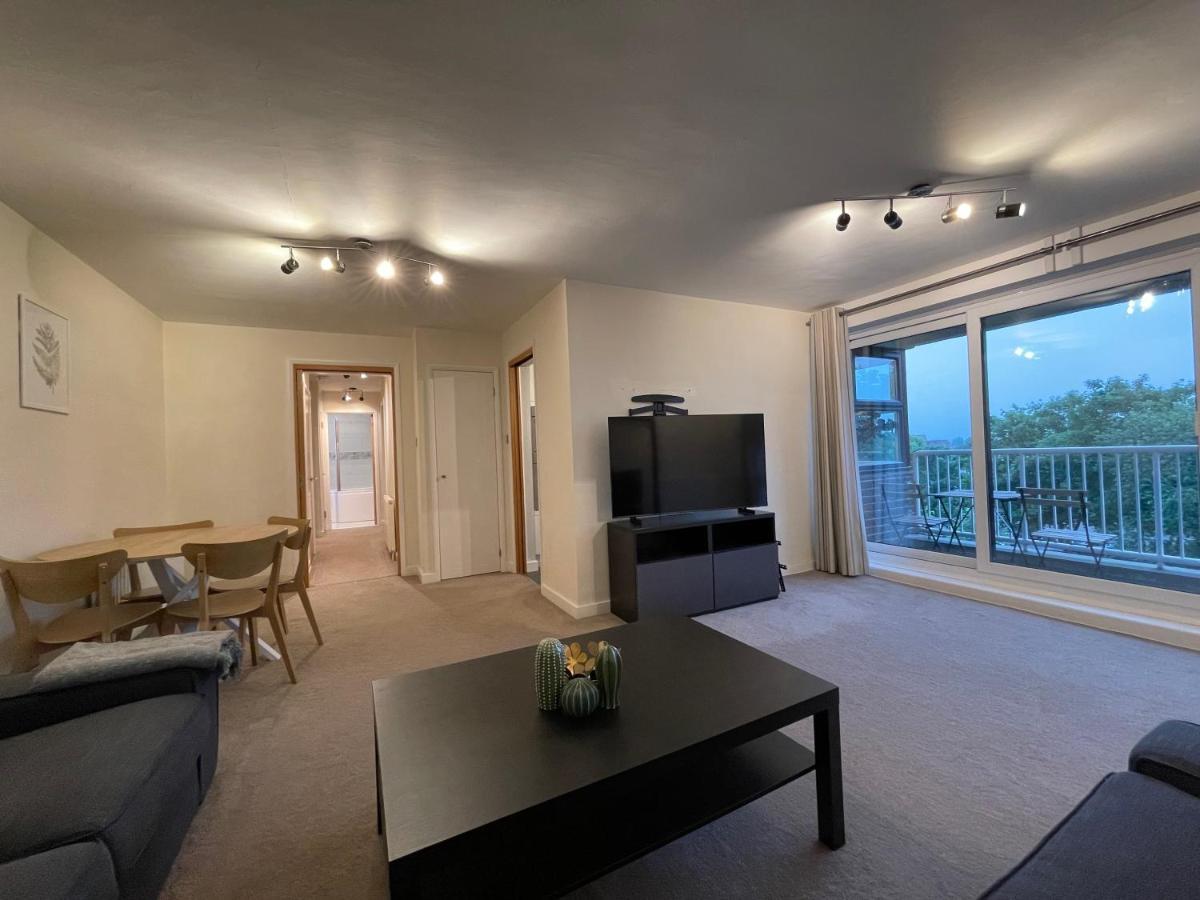 Spacious 2-Bedroom Flat Near Surbiton Station Екстер'єр фото